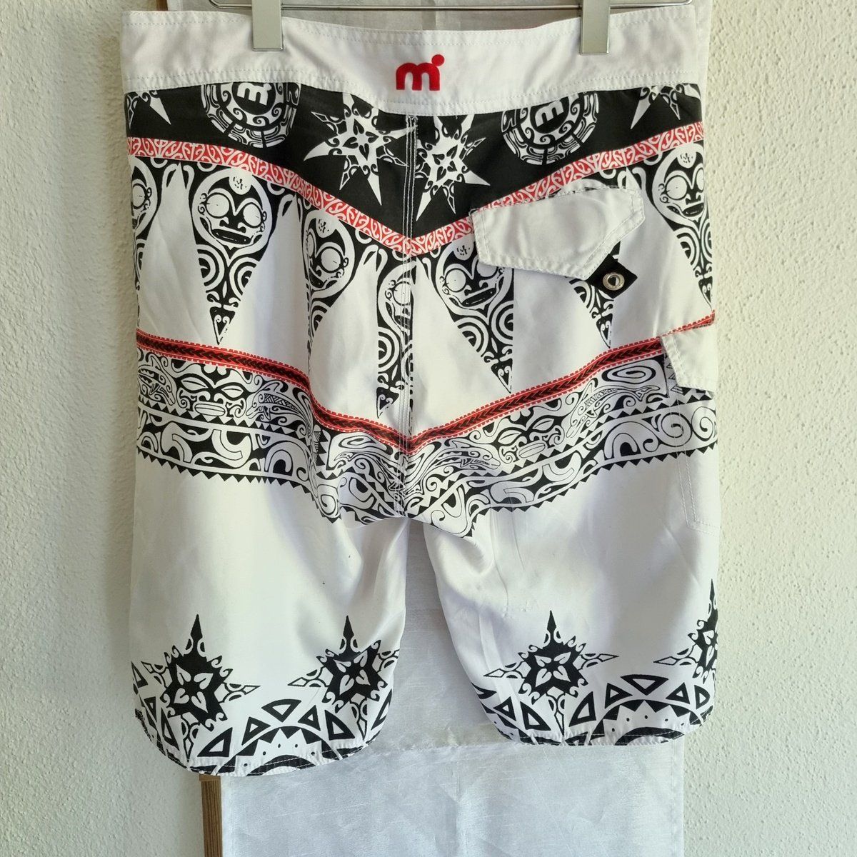 Pantaloni: Coole Long Short mit Maori Style Grösse 42 – Usato da Rupperswil venduto da moni_2024 2