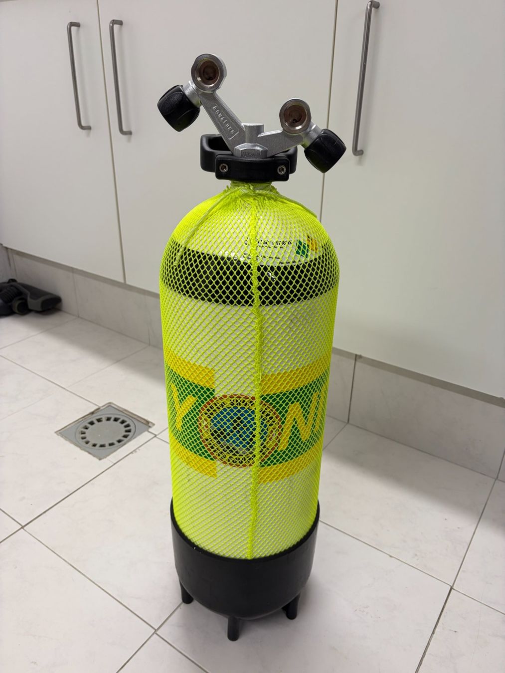 Bombole da sub: Tauchflasche, 15l mit Doppelventil, ungeprüft, Nitrox – Usato da Rüttenen venduto da Enboe