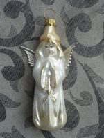 kleiner Engel mit Kartonflügeln