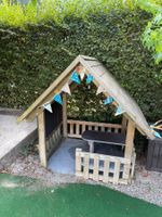 Spielhaus Holz mit Tisch und Bänken gebraucht