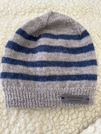selbst gestrickte Mütze aus Sockenwolle