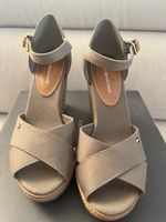 These Tommy Hilfiger wedges feature a taupe canvas strap des