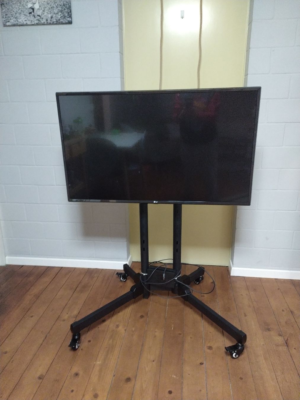 LG Televisori: LG TV 43" mit Hama Ständer – Nuovo (secondo la descrizione) da Scherz venduto da texmanu