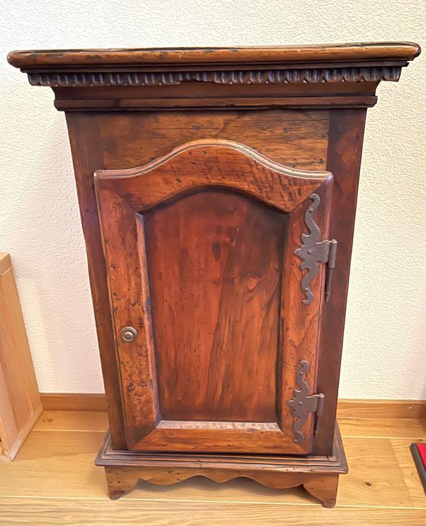Kleines Antikes Schrankchen