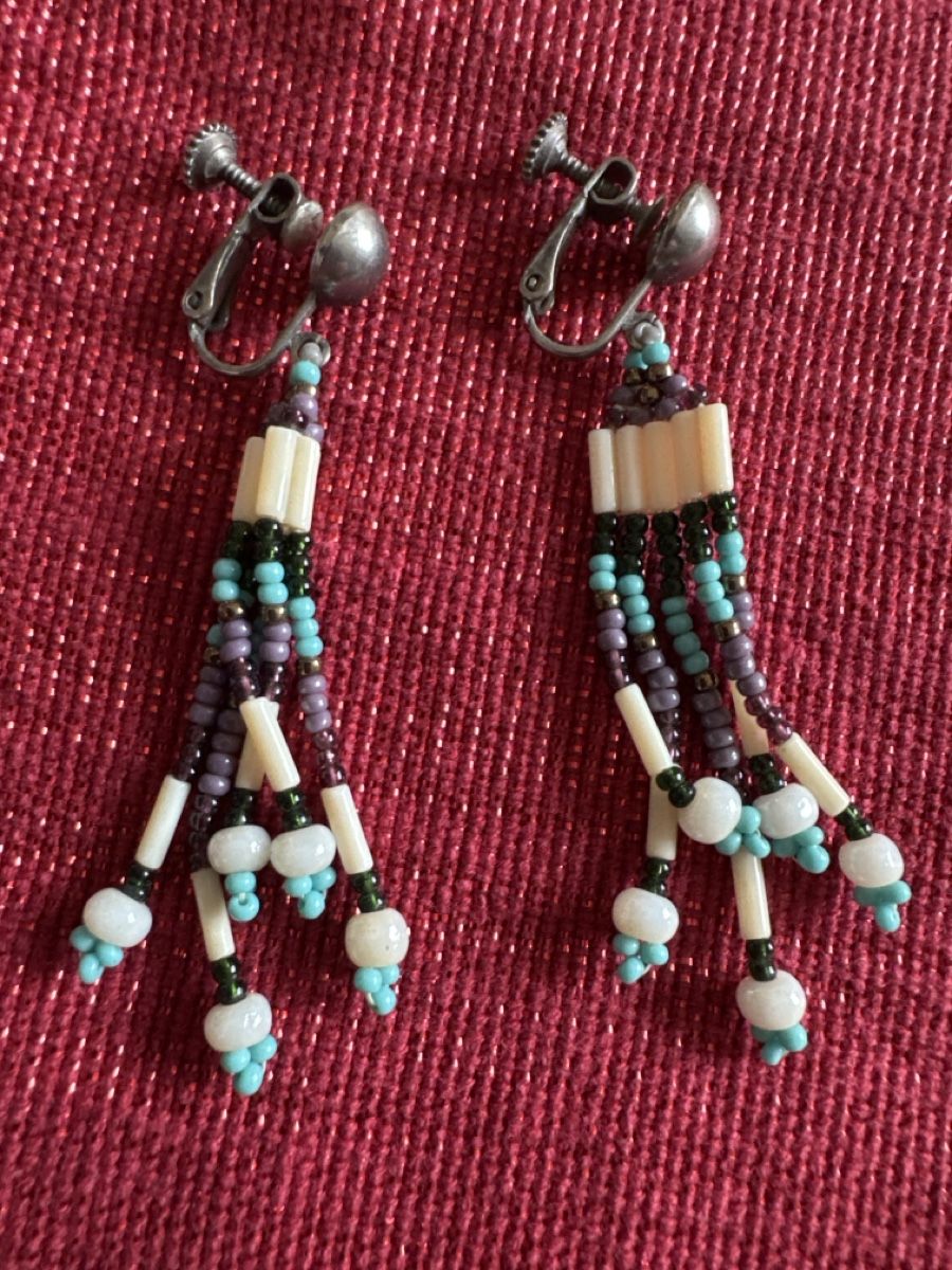 Orecchini pendenti & Orecchini a lobo: Two Sets of Native American Beaded Earrings – Usato da Fällanden venduto da emilyeheim 1