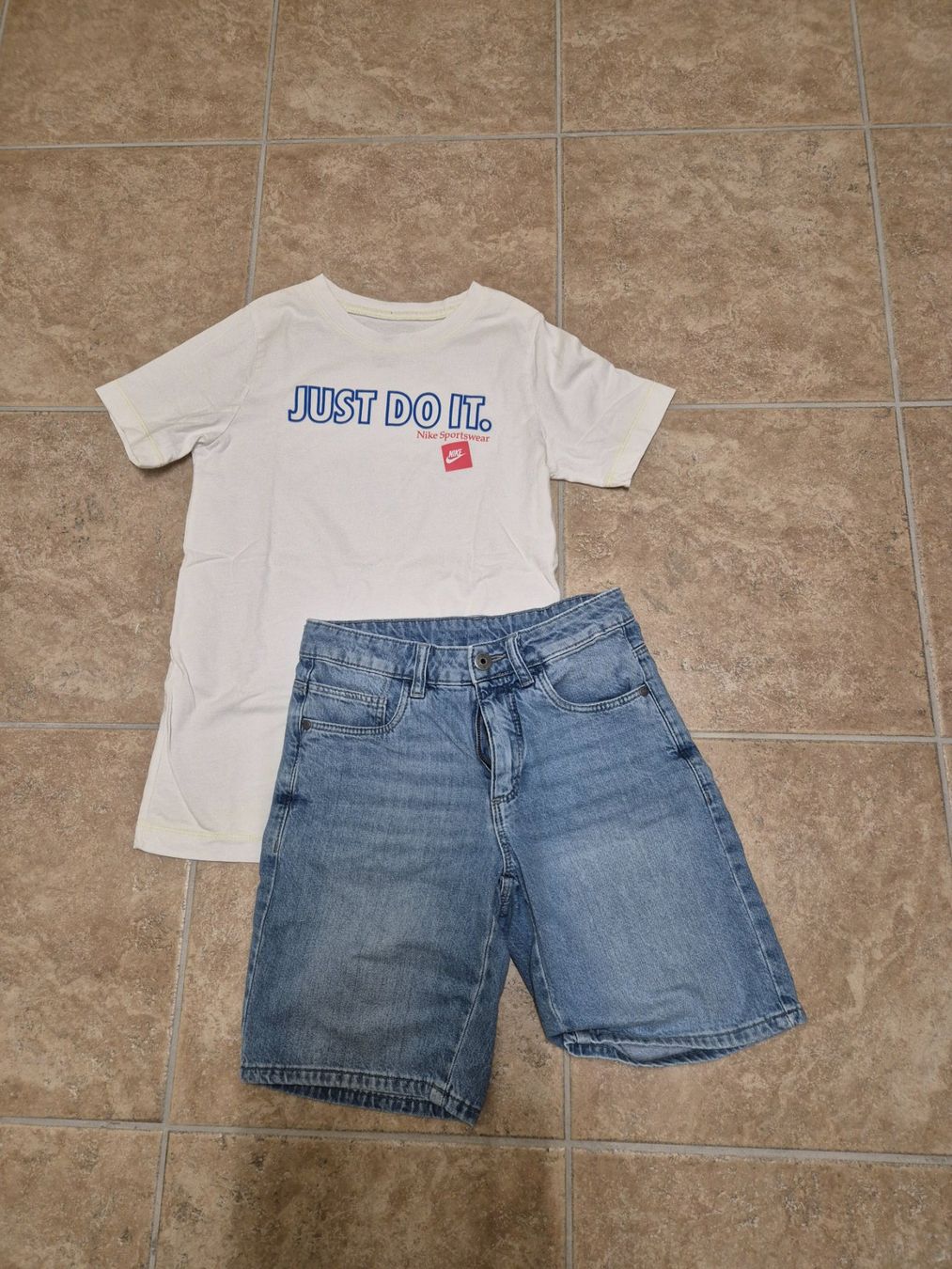 Lotti & Set di vestiti: Short en jeans + t-shirt – Usato da Sierre venduto da syl_6x2h