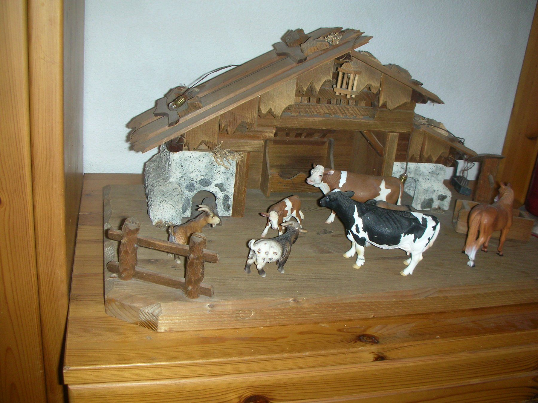 Schleich Spielzeuge: Alter Stall mit 7 Schleichtieren – Gebraucht aus Rheinfelden von Javea4 1