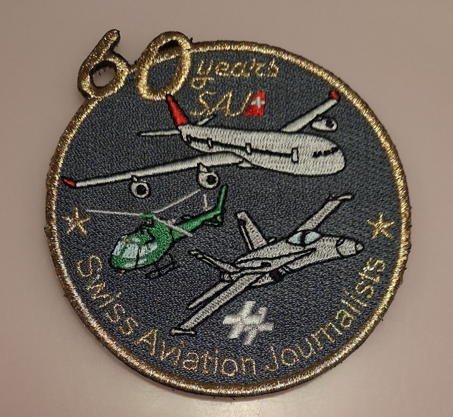 Schweizer Armee Placchette & Badge: SAJ Jubiläums-Patch "60 Years" Swiss Aviation, mit Klett – Nuovo e nell'imballaggio originale da Derendingen venduto da Nellino01