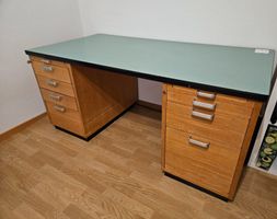 Pult, Schreibtisch mit zwei Schubladenstöcken