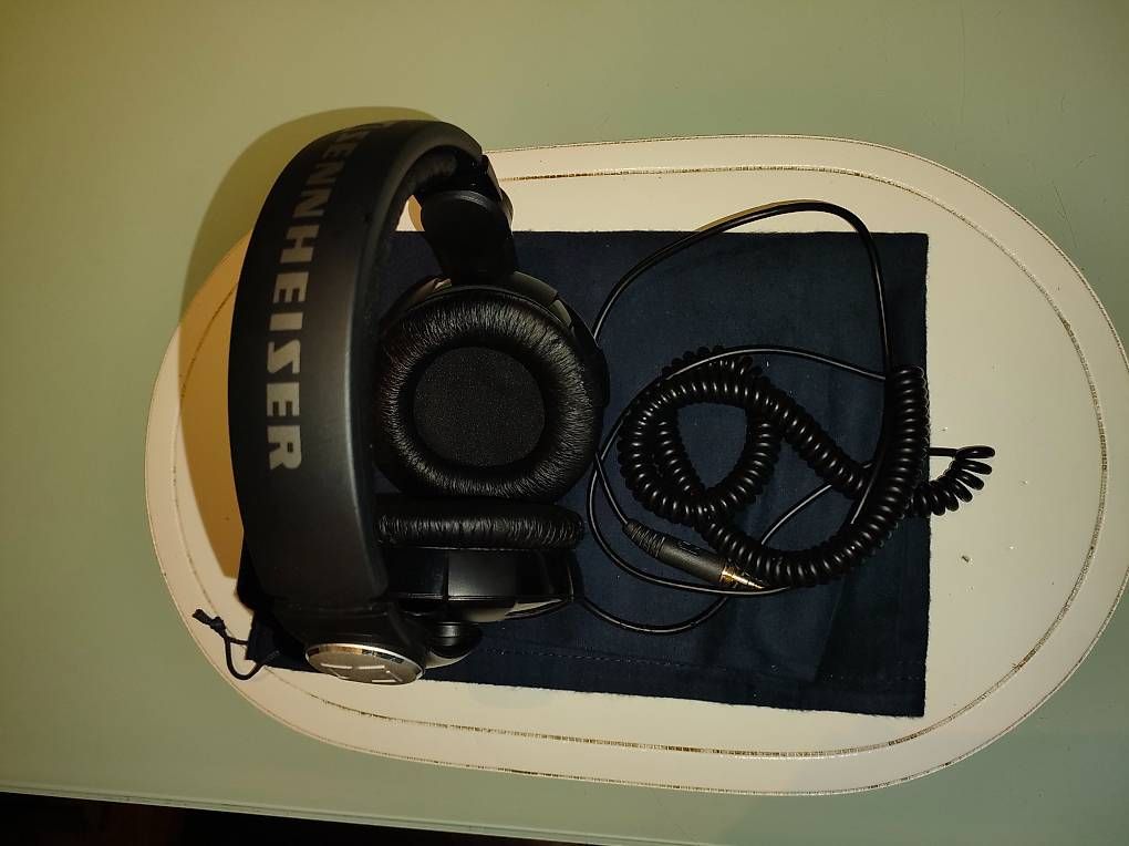 Cuffie:  Casque DJ Sennheiser HD 215  – Usato da Lausanne venduto da Neophyts