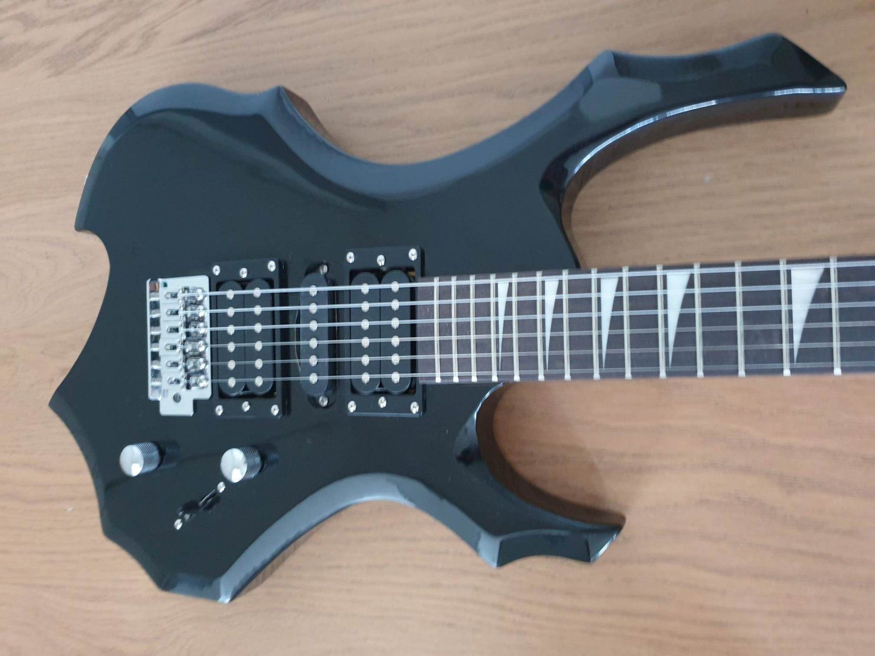 Strumenti musicali: Elektronische Gitarre von IRIN – Usato da Chur venduto da P0WER 5