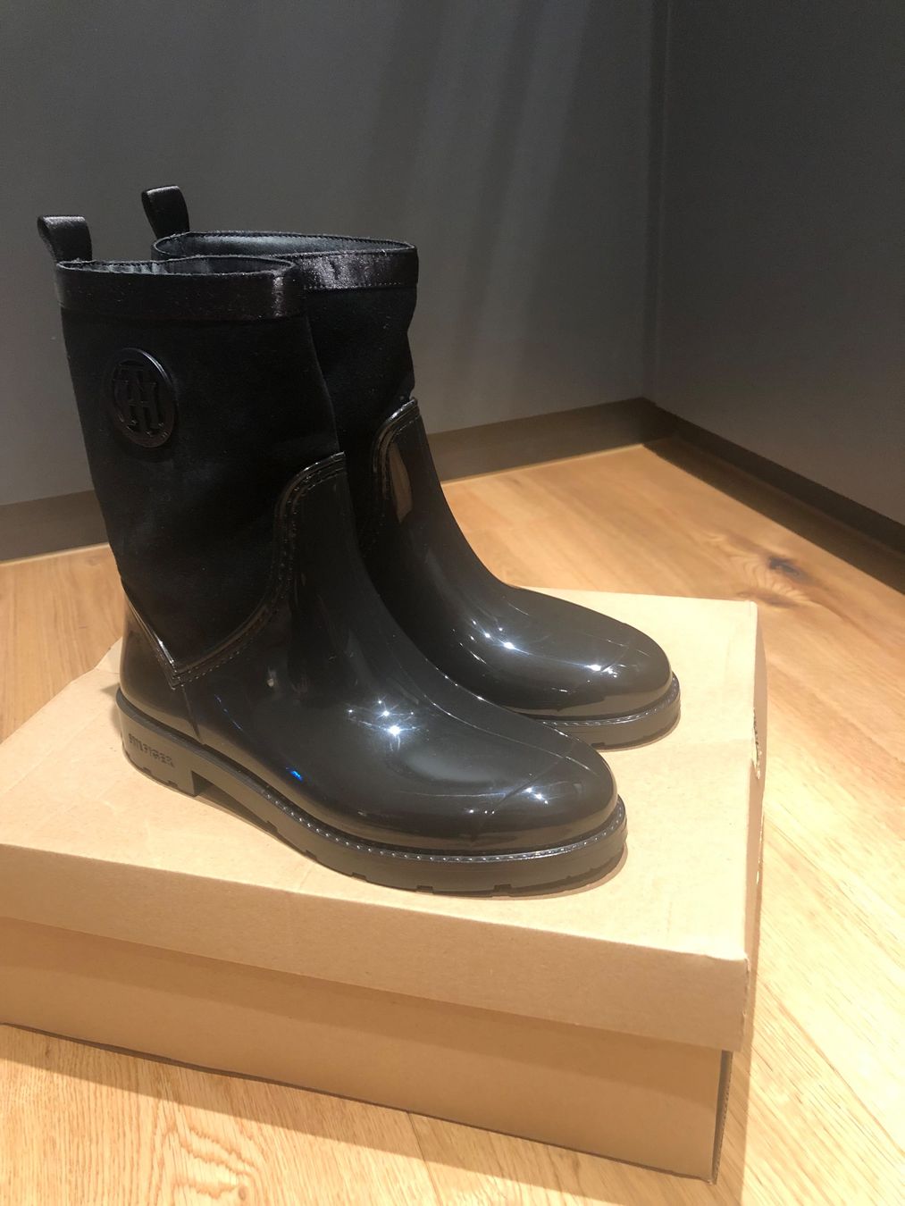Tommy Hilfiger Damenschuhe: Tommy Hilfiger Damen-Gummistiefel – Gebraucht aus Gunten von Oster_59