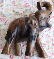 Elefant aus Holz geschnitzt