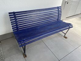 Blaue Sitzbank aus Holz