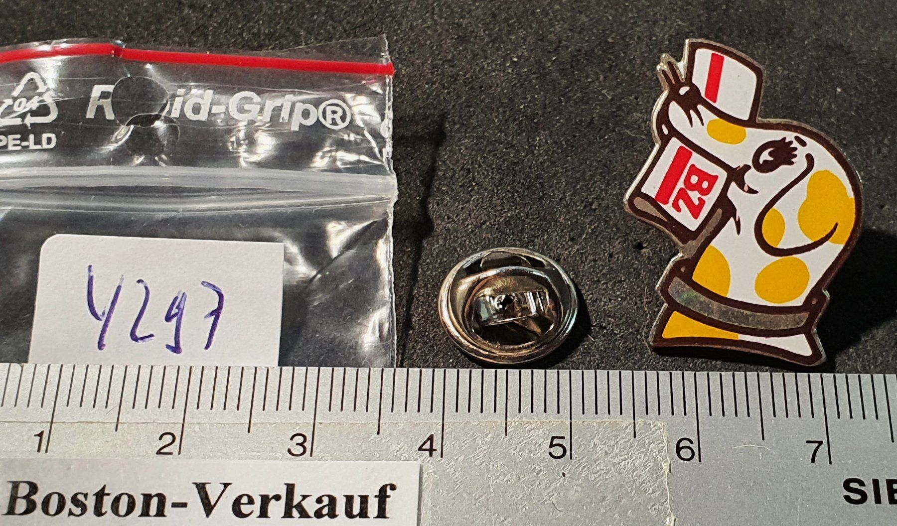 Plaketten & Abzeichen: Y297 - Pin Berner Zeitung BZ Hund – Gebraucht aus Reinach BL von Boston-Verkauf 1