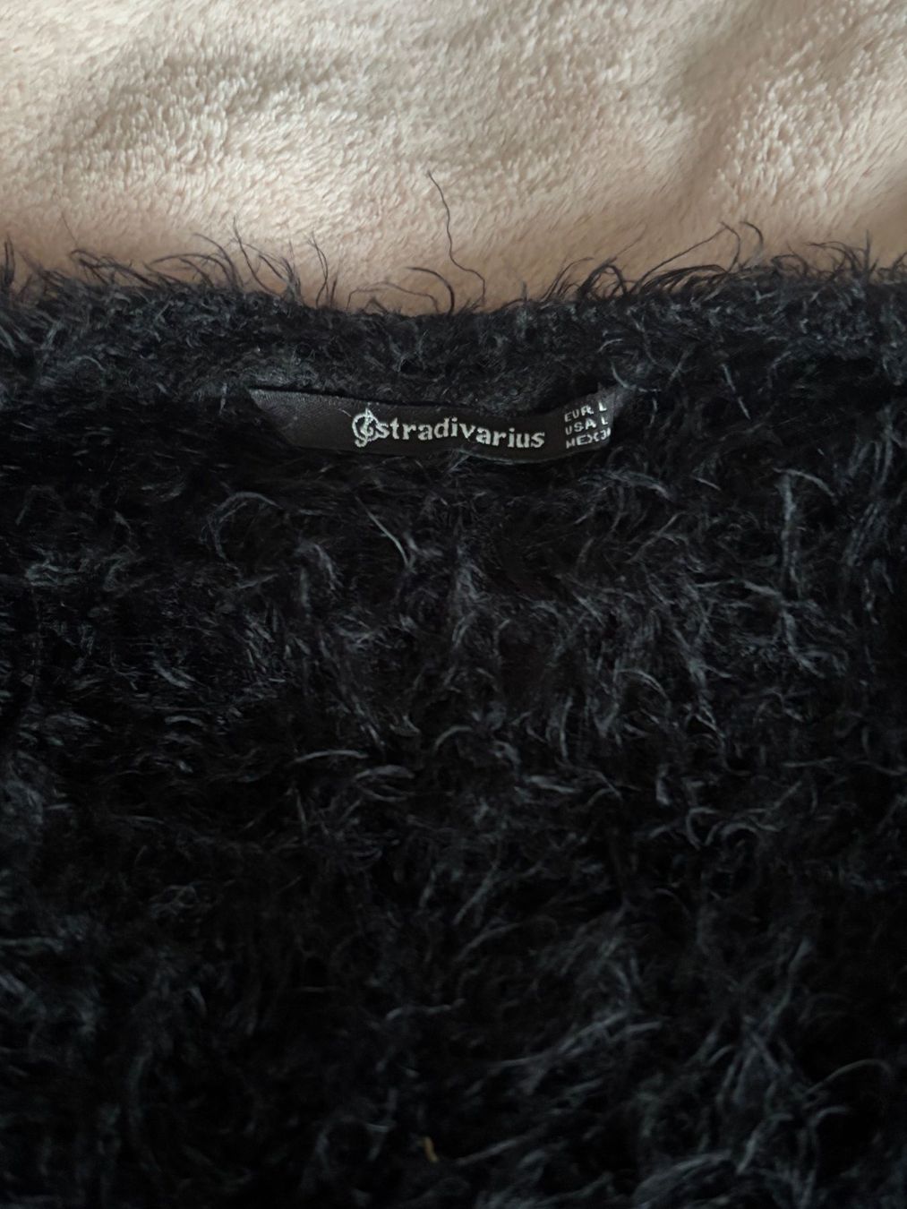 Stradivarius T-shirts: Schwarz flauschiger Pulli von Stradivarius - warm & trendy! – Neuf (Voir description) à Burgdorf par sha_pz8x 1