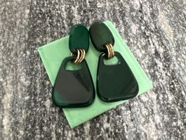 Statement earrings: Emerald green, gold accents