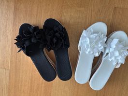 Sommer-Pantoletten mit Blumen, Schwarz und Weiss, Gr. 38