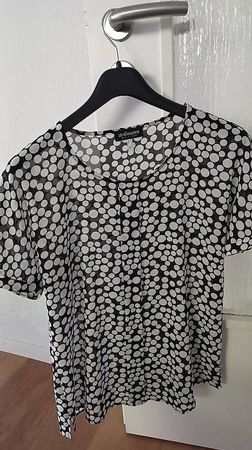 Weiss/Schwarz gepunktete Bluse. Marke Steilmann