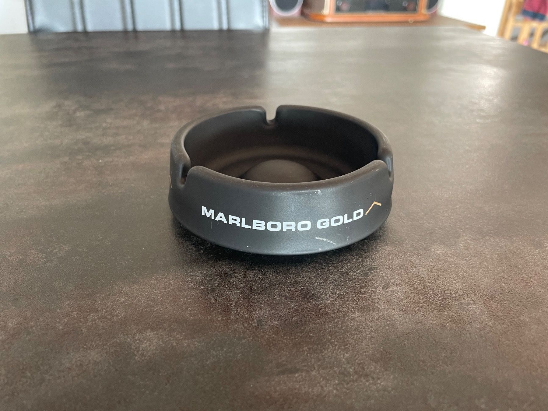 Marlboro Aschenbecher: Ancien Cendrier Marlboro Gold – Gebraucht aus Vallamand von Bricbracbroc82 1