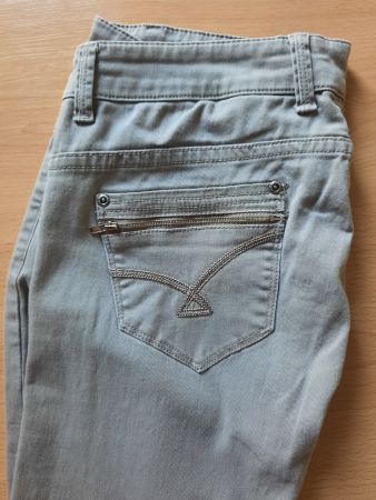 Hellgraue Jeans mit schöner Verzierung. Gr.38