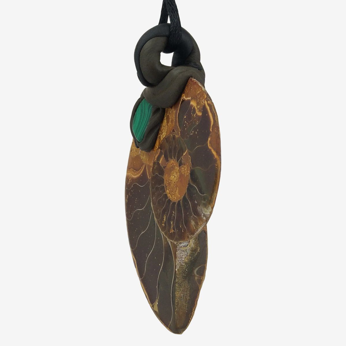 Fossili: Ammonit Fossil Steinanhänger mit eingefasstem Malachit – Nuovo e nell'imballaggio originale da Meilen venduto da Kaleidoskopia 1