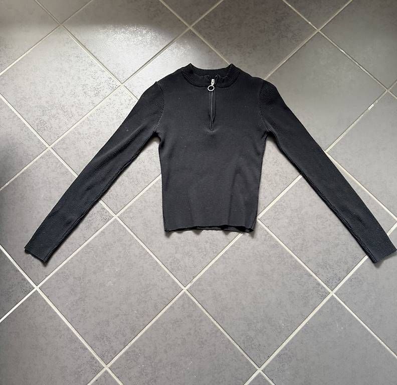 T-shirt: SCHWARZES RIB-SHIRT MIT REISSVERSCHLUSS – Usato da Affeltrangen venduto da janaleiin 1