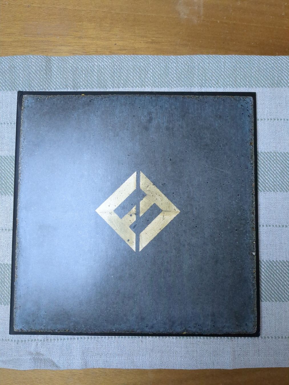 Dischi in vinile: Foo Fighters - Concrete and Gold – Nuovo (secondo la descrizione) da Euseigne venduto da Barbichette