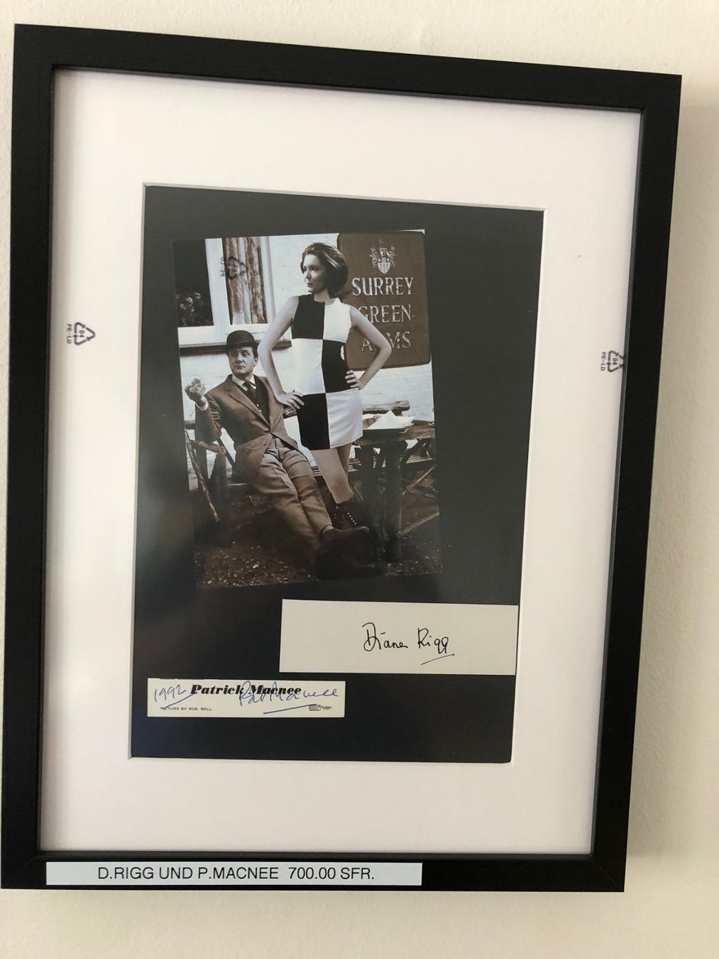 Autografi: D. RIGG UND P. MACNEE / PASSPARTOUT / AUTOGRAMM VON BEIDEN – Usato da Egg b. Zürich venduto da Dbunny