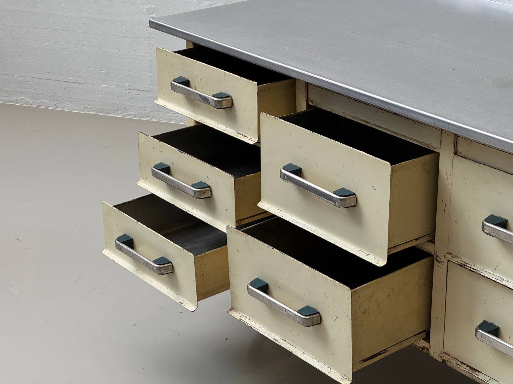 Kommoden: Industrie-Sideboard mit Edelstahlplatte, Ateliermöbel – Gebraucht aus Zürich von LeMoege 2