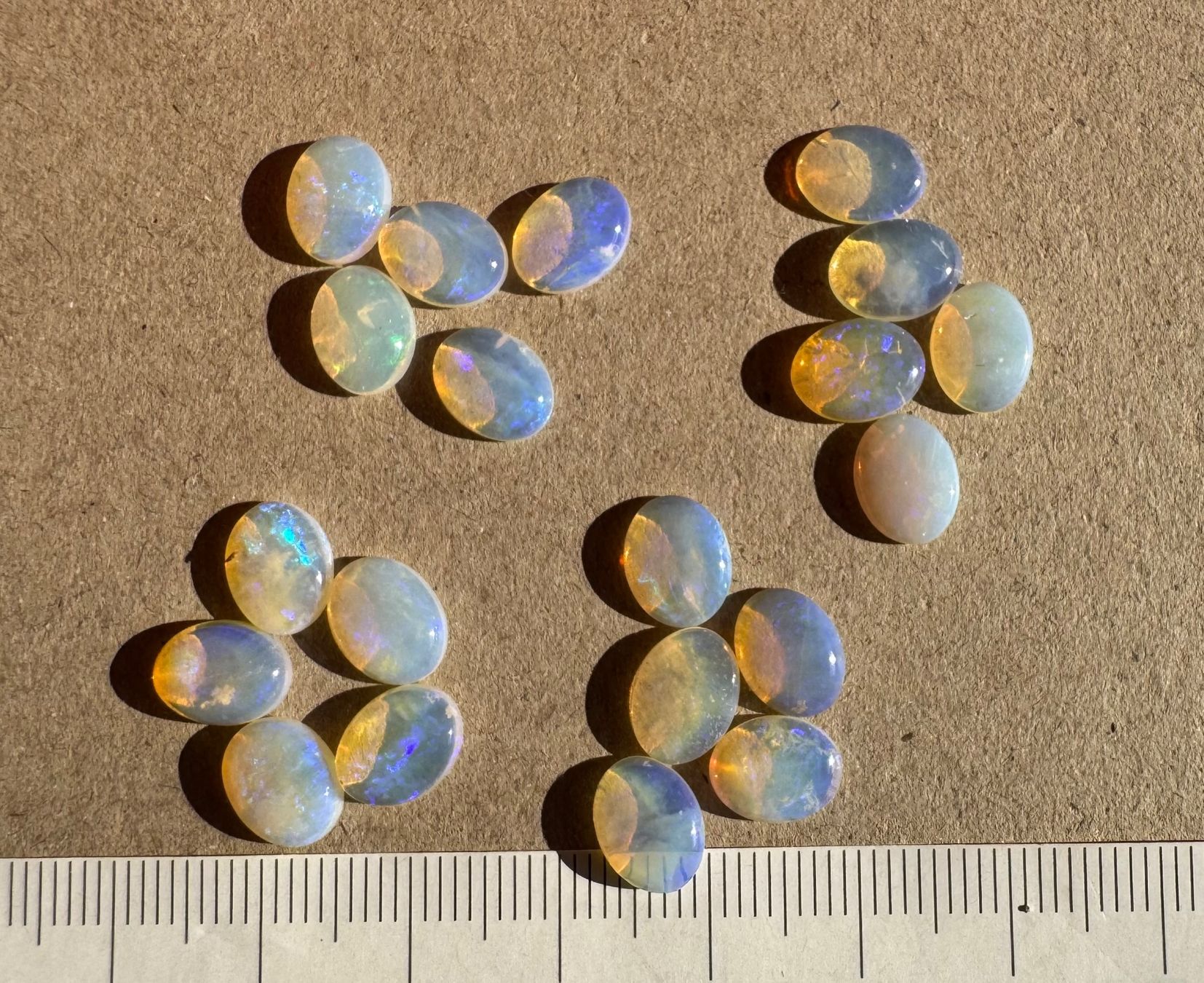 Fossili: 20 Stk  Cabochons Opal echt winzig neu   oval 7x9mm  solid – Nuovo e nell'imballaggio originale da Leuggern venduto da gemshow 8