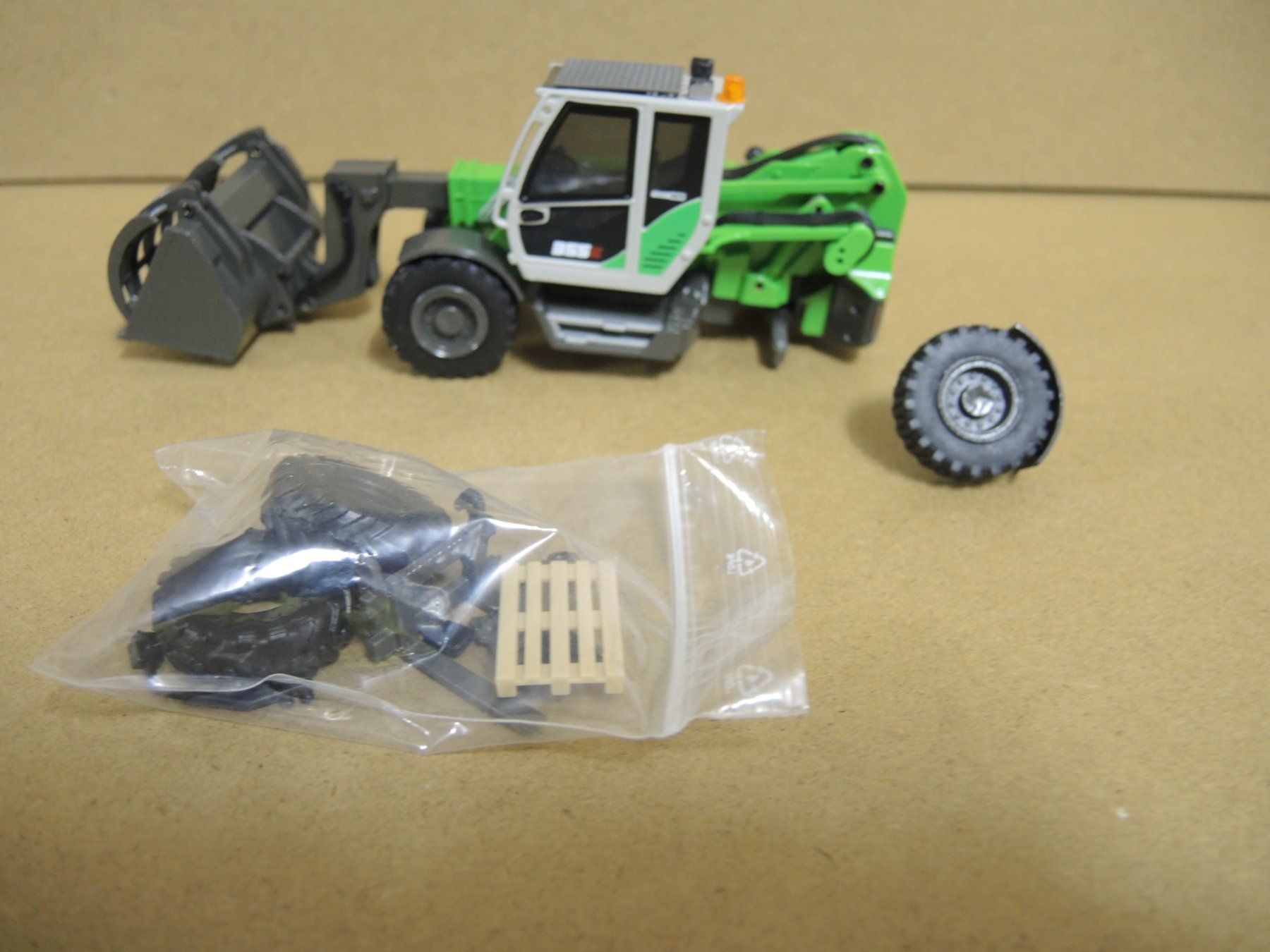 Conrad Kit di modellismo & Modellini statici: Conrad 2454/0 Teleskoplader 355E – Difettoso da Dagmersellen venduto da FBM-Bacheli