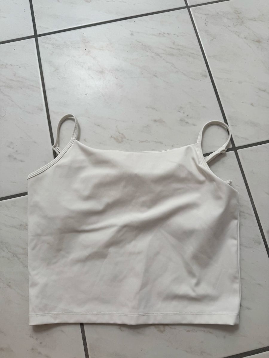 H&M Tops: Sport top size S H&M  – Gebraucht aus Porza von kaj_d5q7