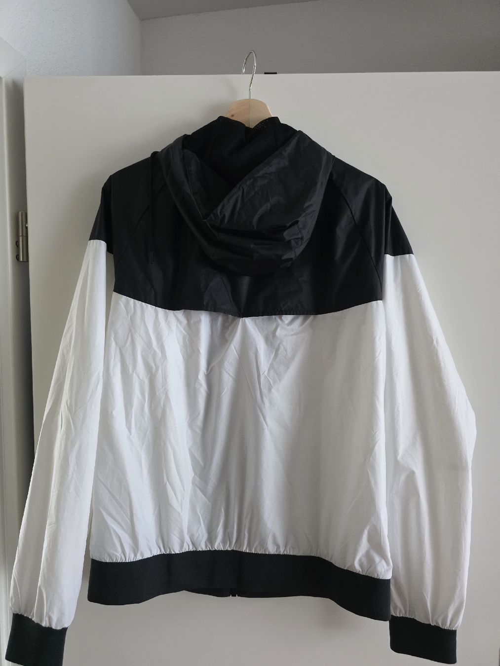 Giacche: Nike Windstopper Schwarz-Weiss Grösse M – Usato da Ostermundigen venduto da Santini19 1