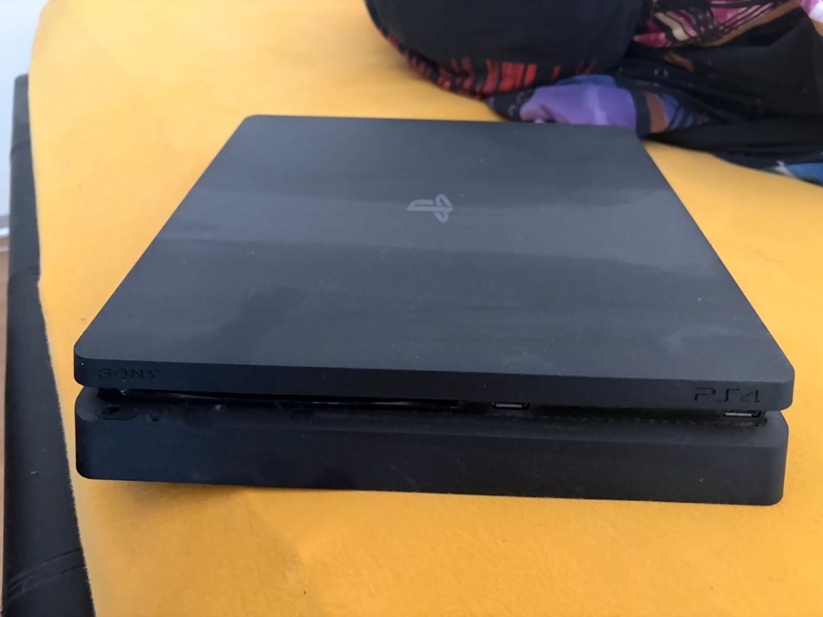 Sony Console: PS4 Slim mit Zubehör – Usato da Lotzwil venduto da kie_fdq8 1