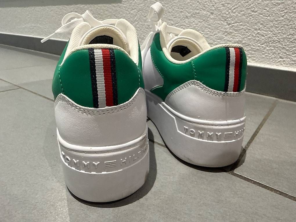 Scarpe da donna: Tommy Hilfiger Sneaker Gr. 39 – Usato da Stetten AG venduto da mik_2mq8 1