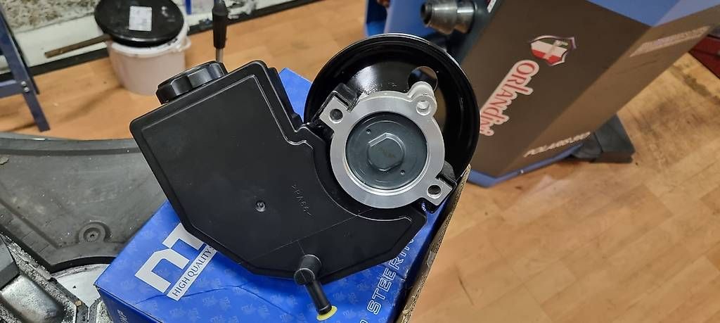 Alle Autoersatzteile: JEEP  SERVOLENKPUMPE  NEU   – Gebraucht aus St. Gallen von kratzki01
