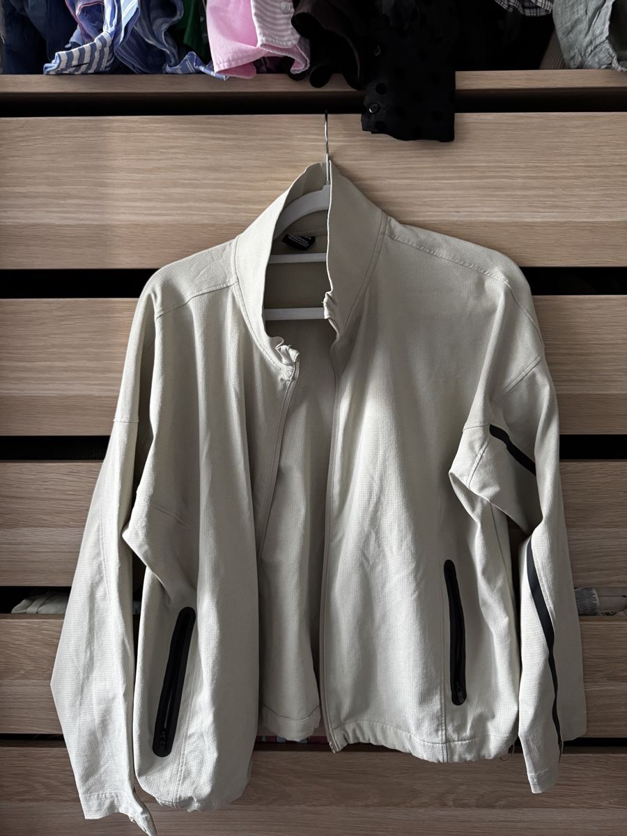 Jacken: Under armour beige Sports jacket XS  – Gebraucht aus Zürich von Lovelyperfumes