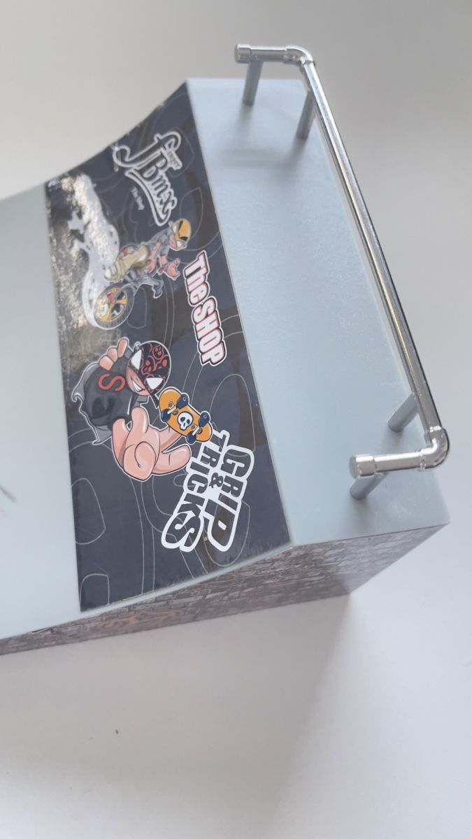 Modelleisenbahnen: Fingerboard Rampe mit Stickerdekor – Gebraucht aus Nottwil von nikilitiki 2
