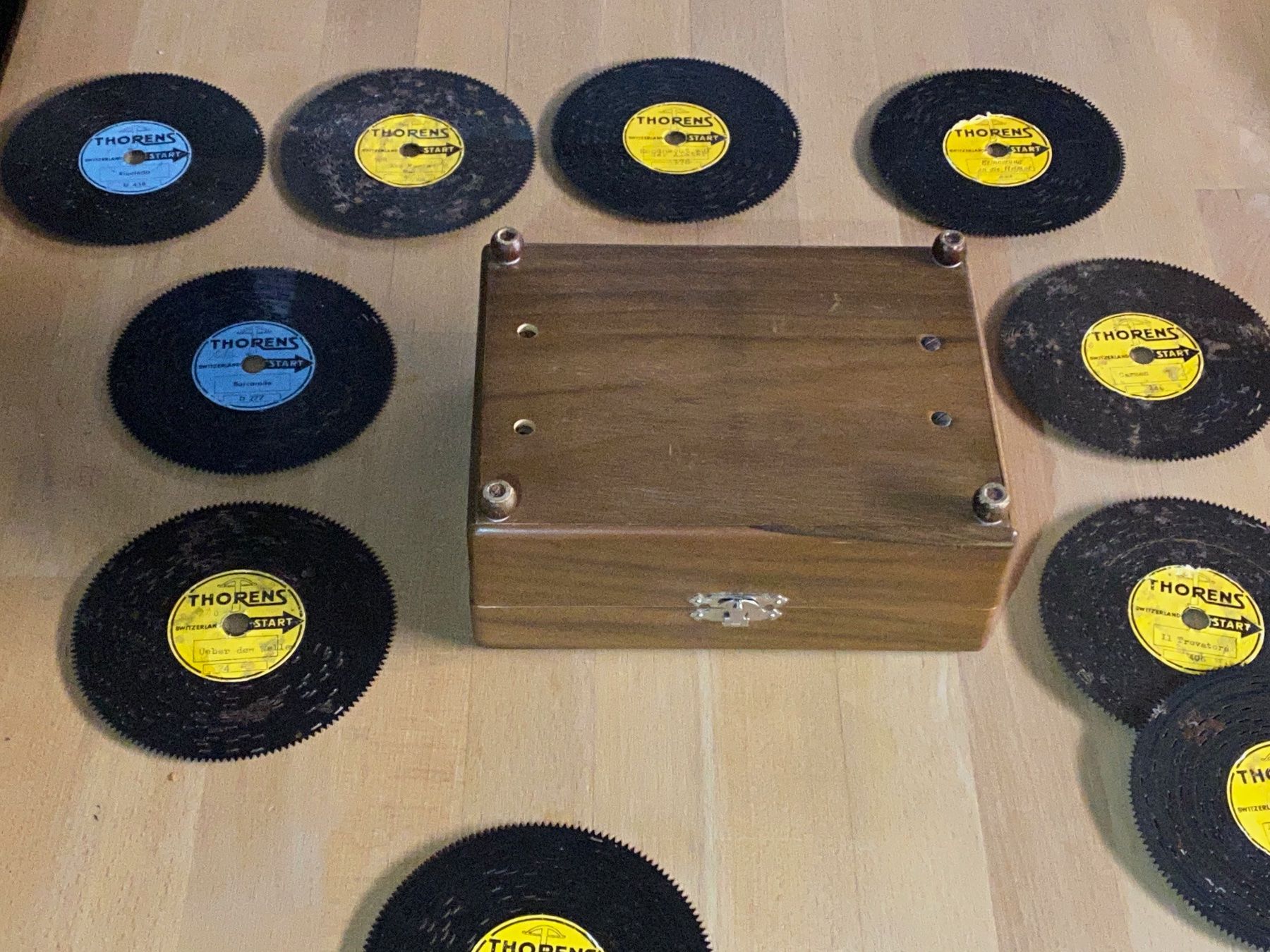 Thorens Spieldosen: THORENS POLYPHON ANTIKE SPIELBOX MIT 9 METALL LOCHPLATTEN – Gebraucht aus Vorderthal von cgar2009 6