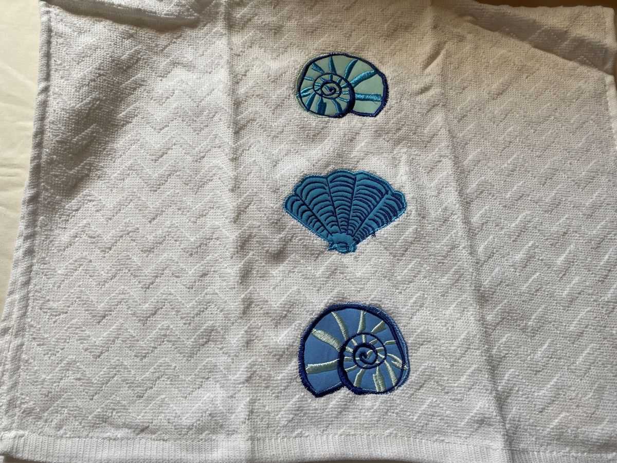 Strofinacci: Seashell Embroidered Hand Towel, Summer – Nuovo e nell'imballaggio originale da Buttikon SZ venduto da Maxwelltime 1