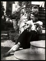 Fotografie Nelly Corradi mit zwei Hühne