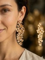 Boucles d'oreilles pendantes fleuries dorées - Magnifique!