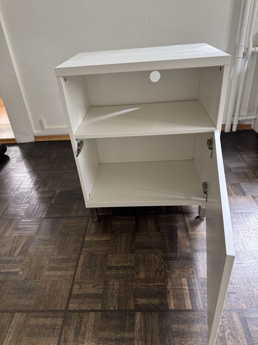 Ikea Cassettiere: Weisses Möbel mit Schränklein – Usato da Winterthur venduto da tschaese12 1
