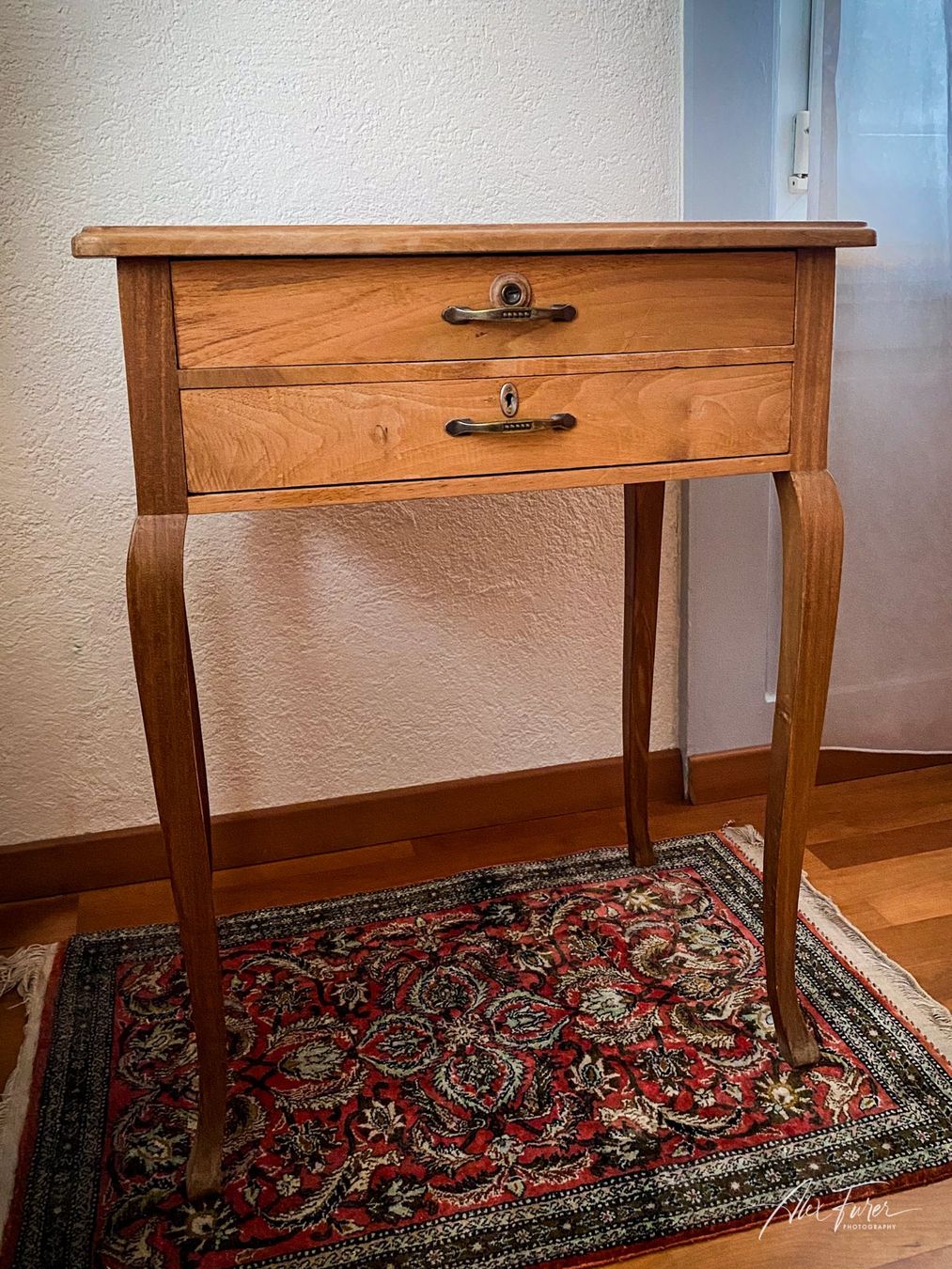 Tables: Antikes Nähtischchen mit zwei Schubladen – D'occasion à Forst par alFurer