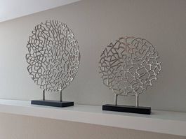 2 Deko-Skulpturen, Aluminium silber auf Sockel, Ø 45 / 40 cm