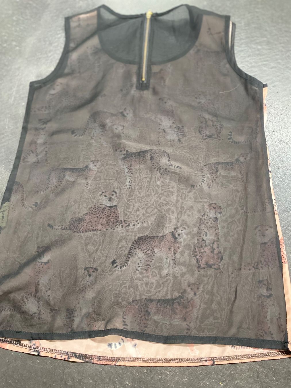 Tops: Top Viskose mit Gepardenprint – Gebraucht aus Chur von simhofstr 3