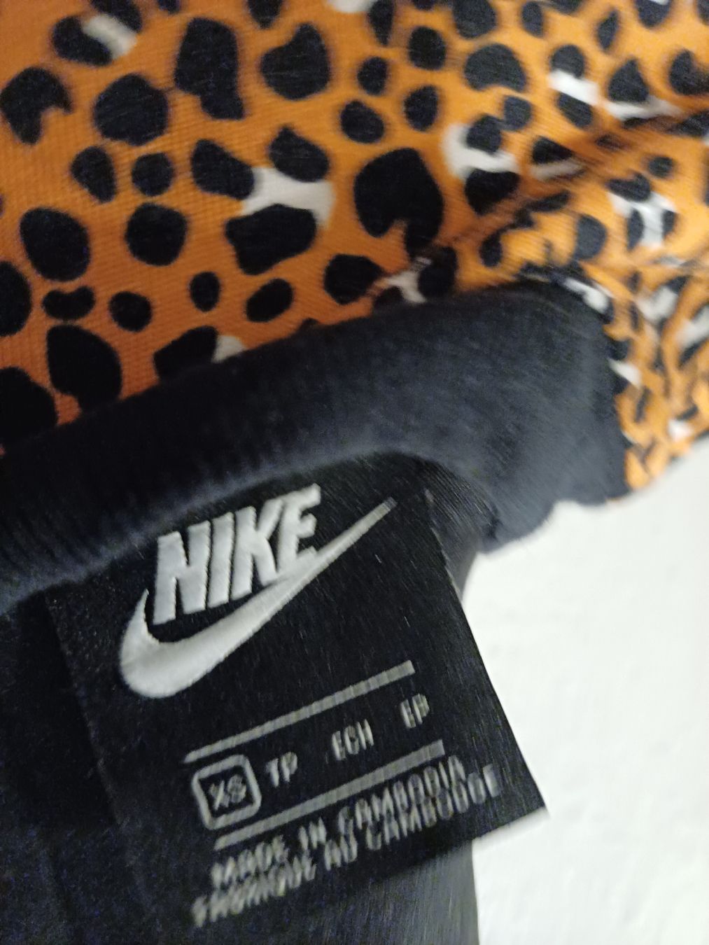 Nike T-shirt: T-Shirt nike mit leopardmuster, xs – Nuovo (secondo la descrizione) da Winterthur venduto da Smily-_- 2