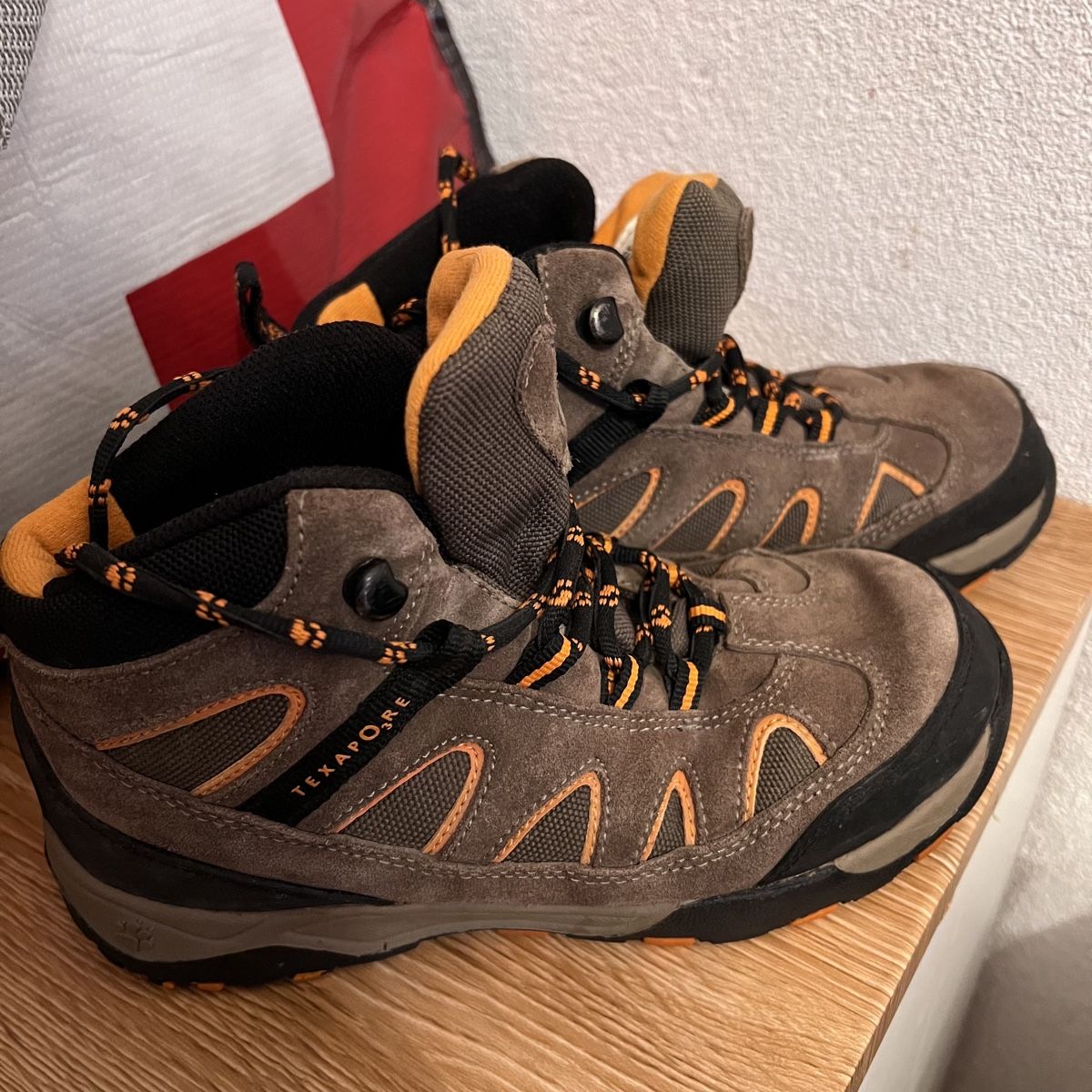 Scarpe per ragazzi: Chaussures de randonnée robustes taille 34 – Usato da Riddes venduto da Elina.
