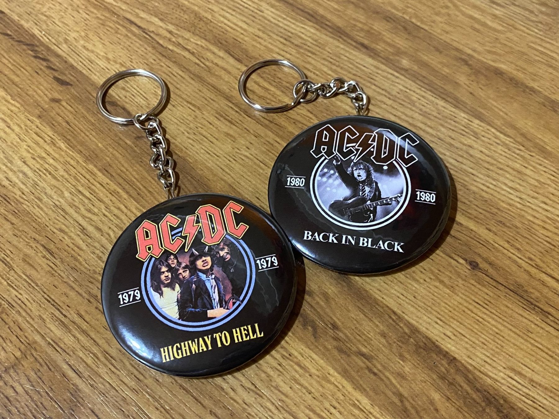 Placchette & Badge: AC/DC Flaschenoeffner! Neu! – Usato da Basel venduto da FatCatPacksTheRatt 1